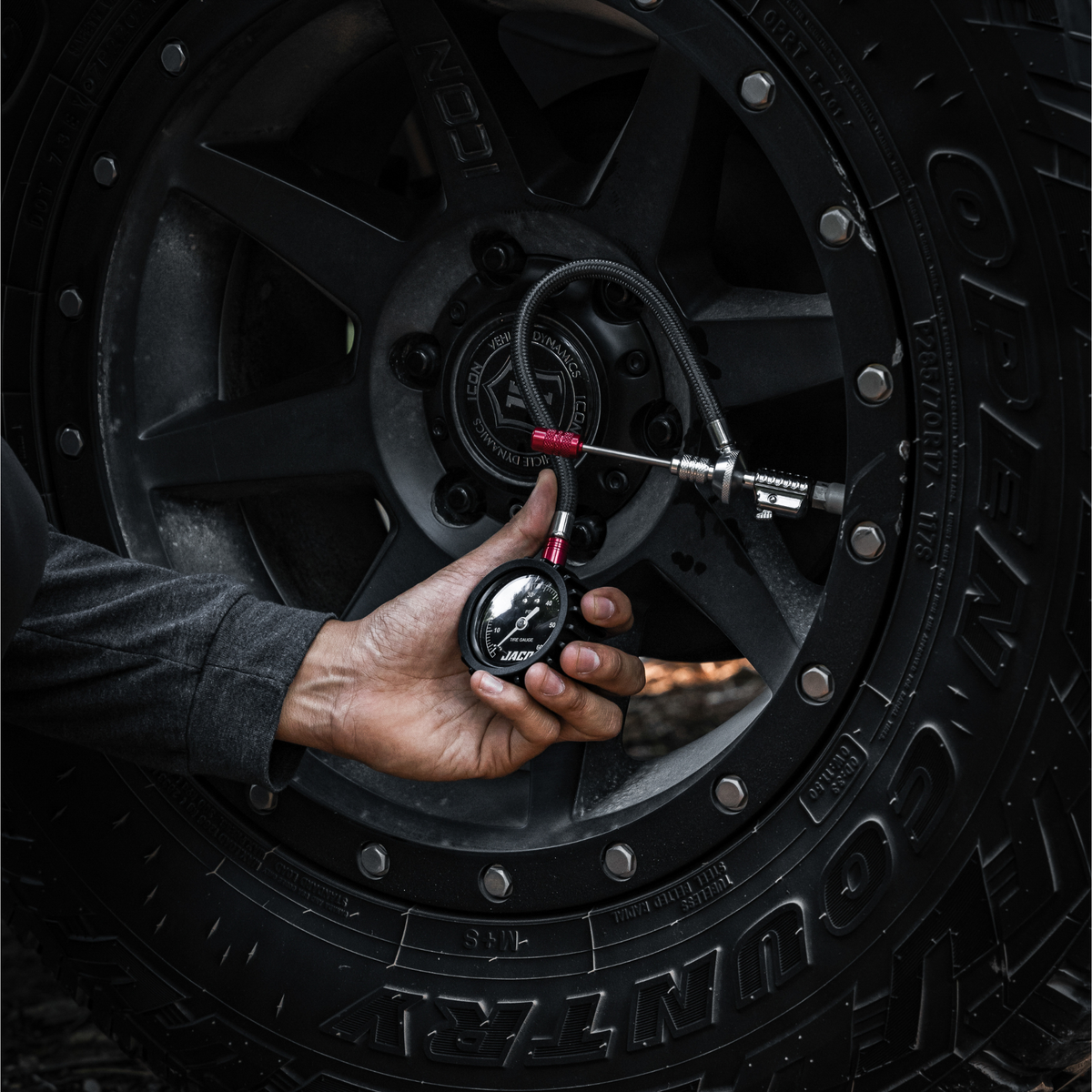 Lightning™ RX4 Tire Deflator with Gauge - 60 PSI | Quick-Connect Rapid Air Down Tool for Off Road 4x4